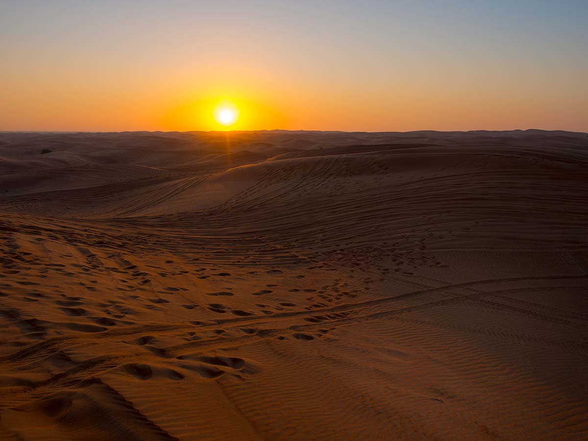 Sonnenuntergang in der Wüste Dubais